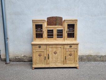 VELICE KRÁSNÁ VELKÁ SMRKOVÁ KREDENC PO RENOVACI - 2