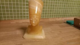 Soška Nefertiti a tři pyramidy - 2