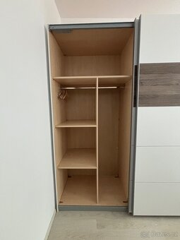 Velká šatní skříň - 2