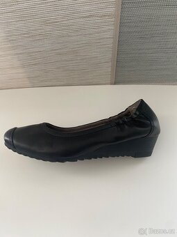 Černé kožene boty na klínku - 2