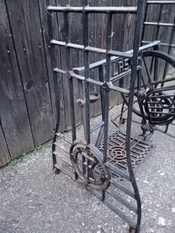 Litinový stojan Vlasta pod šicí stroj - 2