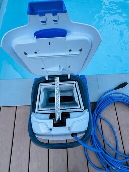 Prodám bazénového robota Dolphin S200 - 2