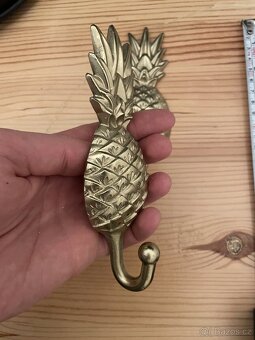 Secesní kovový věšák "ananas" zlatý, 2 ks, 16 cm délka - 2