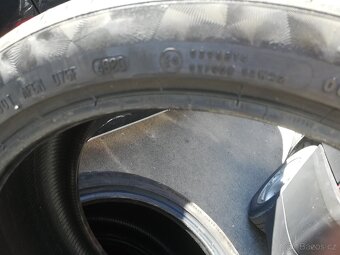 225/40R18 - 2