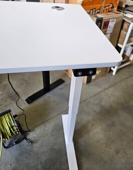 Nový elektrický výškově nastavitelný PC stůl - 2