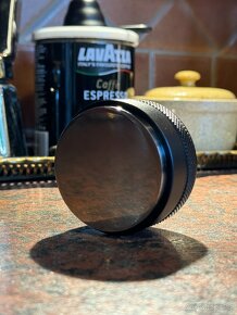 Prodám Tamper/leveler 58mm Kaffia Button, nový - 2