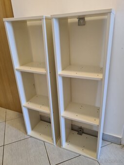 Tři bílé police - 2