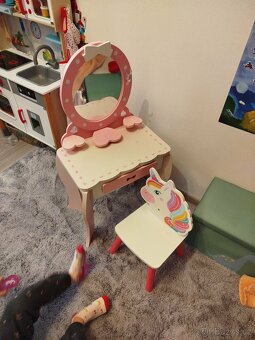 Kosmetický stolek - 2