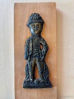 Dekorativní reliéf – Muž v lidovém kroji, dřevo a kov 23x9,5 - 2