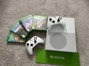 Xbox one S 500GB (2x ovladač + 4x hry na DVD viz. fotka) - 2