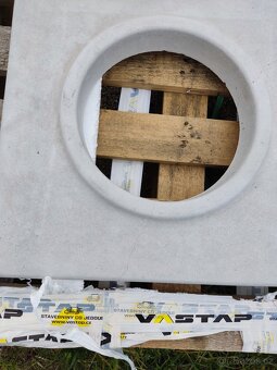 Komínová krycí deska 44×44 cm – prasklá, ale drží díky armat - 2