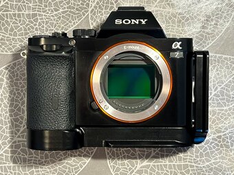 Sony Alpha A7 + grip + příslušenství - 2