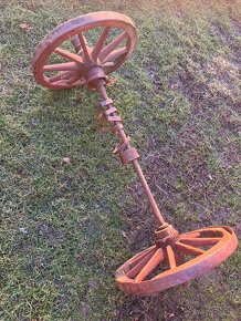 Náprava ze starého dřevěného vozu - 2