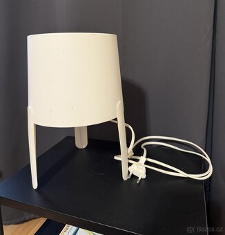 Minimalistická bílá stolní lampa — IKEA-styl, 23 cm výška - 2