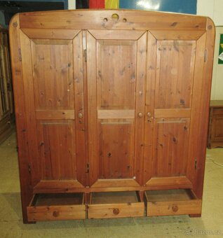 Borovicová šatní skříň třídveřová - celomasiv - 2