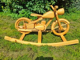 Luxusní dřevěná dětská houpačka-motorka - 2