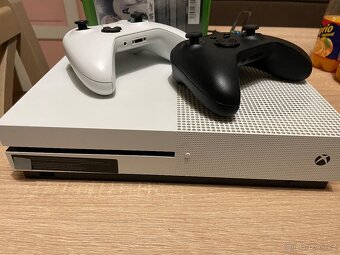 Xbox one 2x ovladače, hry - 2