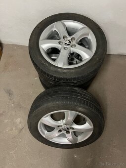 Alu kola orig.Škoda,super stav s pneu na dojetí 195/55,R15 - 2