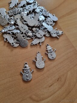 Kovové přívěsky - sněhuláček - 50 ks - 2