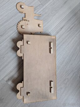 Polička na autíčka traktor - 2