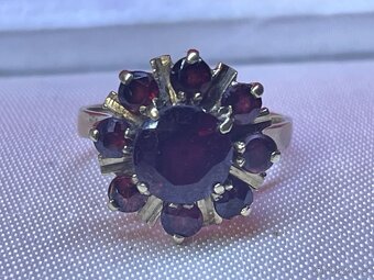 zlaty prsteň Český granát 8 karát - 2