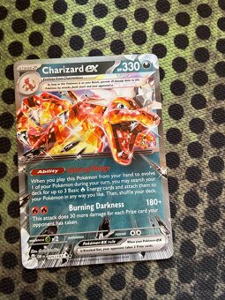 Charizard EX + další V/VMAX karty - 2