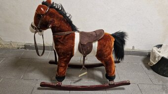 Houpací řehtajici kůň - 2
