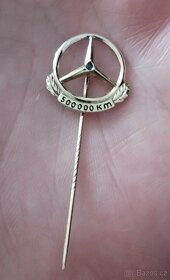 Starý stříbrný odznak Mercedes Benz. - 2