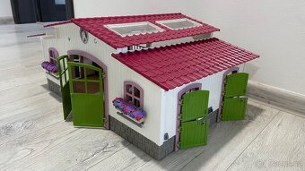 Stáj Schleich s doplňky a 11 koňmi - TOP STAV - 2