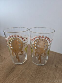 Prodám dvě staré malované skleničky výška 10,5cm. - 2