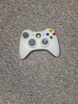 Prodám Xbox 360 E-s bezdrátovým ovladačem a kinectem - 2