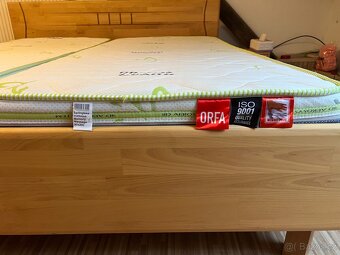 Postel 180x200 včetně roštu , dvou matraci , 2x noční stolek - 2