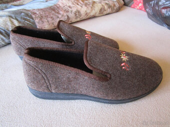 Nové hnědé teplé flaušové bačkory, pohodlné, č. 41, SRN - 2