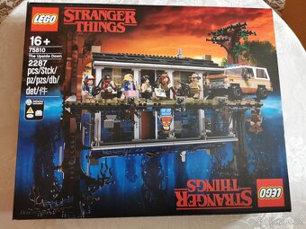 LEGO Stranger Things 75810 Upside Down - 2