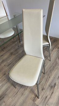 Skleněný jídelní stůl + 4 židle - 2