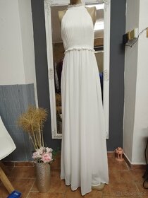 Dlouhé, bílé šaty vhodné i pro nevěstu jako půlnoční. - 2