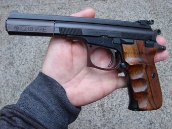 CZ 83 JANE 22 LR SE 4. ZÁSOBNÍKY A ZÁVITEM NA ÚSTÍ HLAVNĚ - 2