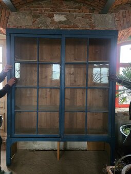 Prosklené dřevěné skříně / vitríny - 2