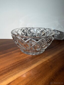 Menší broušená nádoba. - 2