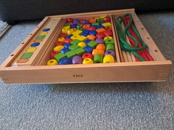 Dřevěná montessori navlékačka - 2