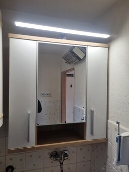 Koupelnová skříňka s osvětlením - 2
