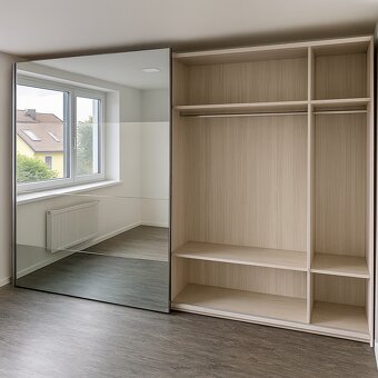 Velká šatní skříň s posuvnými zrcadlovými dveřmi - 2