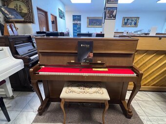 Petrof se zárukou 2 roky, doprava zdarma. Včetně židle - 2