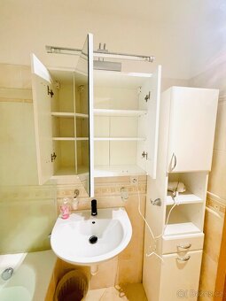 Umyvadlo s baterií a zrcadlovou skříňkou – výborný stav - 2