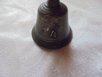 Prodám starý mosazný zvonek č,4 - 2