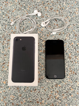 Černý iPhone 7 - 2