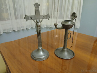 Starý cínový kříž a olejová lampička - 2