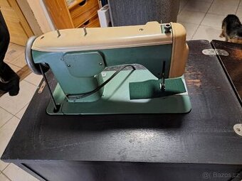 Šicí stroj Lada zabudovaný ve stolku - 2