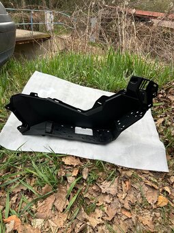 Honda ADV350 plast nášlapu pravý (64311-K2L-D00) - 2