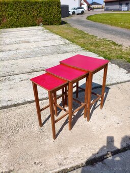 Hnízdové Retro stolkÿ s červenou deskou - 2